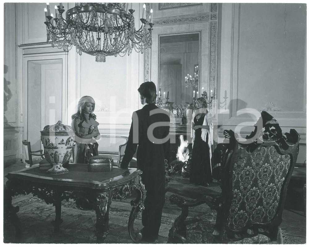 Fotografia d epoca originale 1975 ca ITALIA  FOTOROMANZI  Scena in salone nobiliare 2 Fotografia 30x24 cm 1