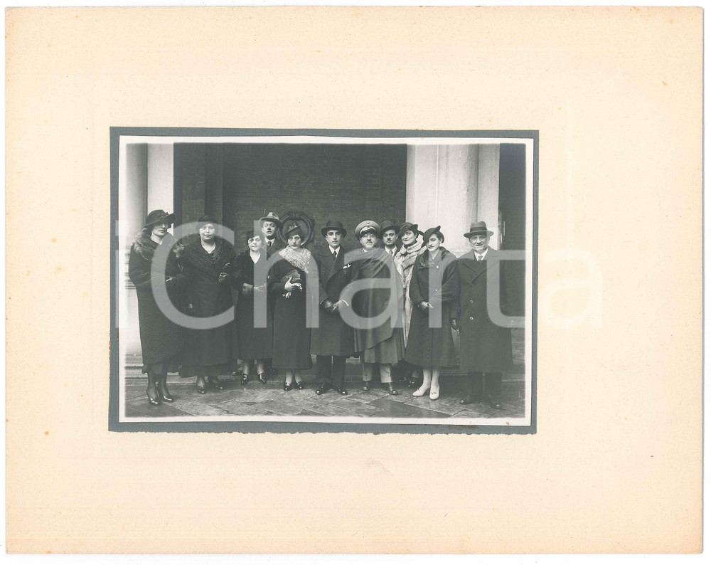 Fotografia d epoca originale 1935 MILANO Ritratto di famiglia in cortile  Fotografia 28x21 cm 1
