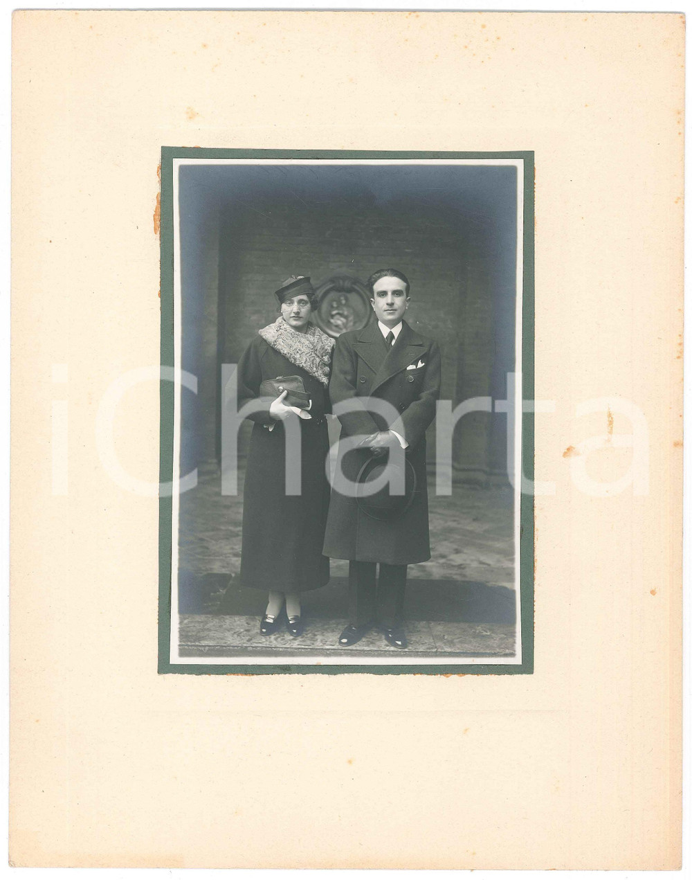 Fotografia d epoca originale 1935 MILANO Ritratto di due coniugi in cortile  Fotografia 21x27 cm 1