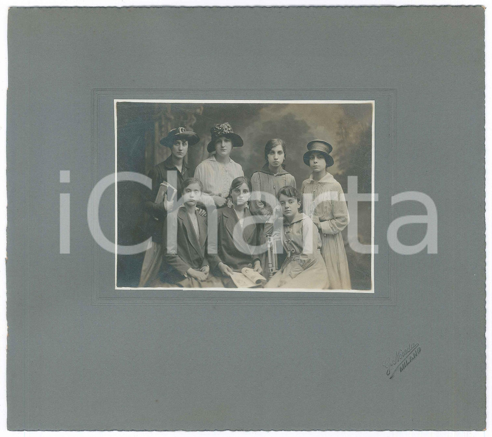 Fotografia d epoca originale 1920 ca MILANO Gruppo di giovani studentesse  Foto G. NOSEDA 25x22 cm 1