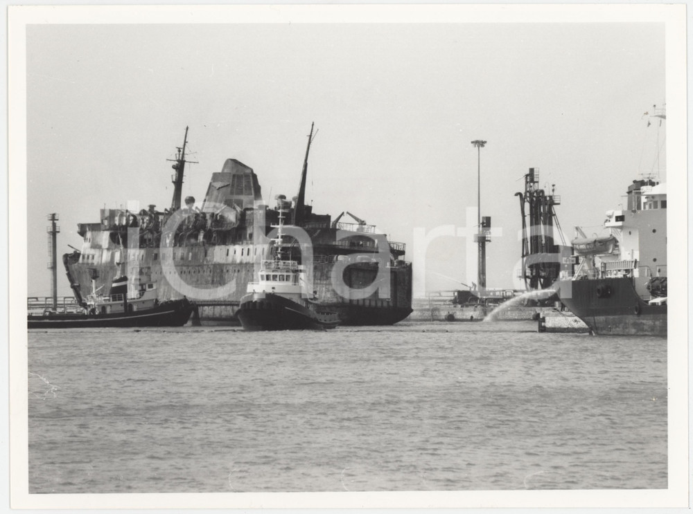 Fotografia d epoca originale 1991 LIVORNO Disastro del MOBY PRINCE  Operazioni di raffreddamento Foto 1 1