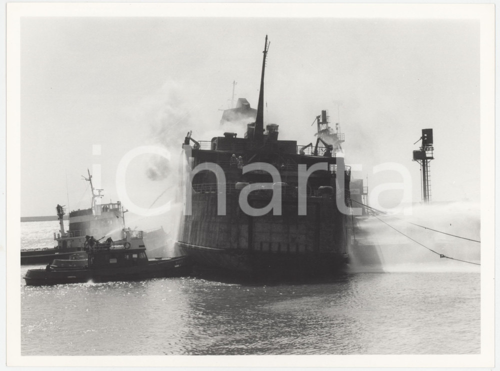 Fotografia d epoca originale 1991 LIVORNO Disastro del MOBY PRINCE  Operazioni di raffreddamento Foto 4 1