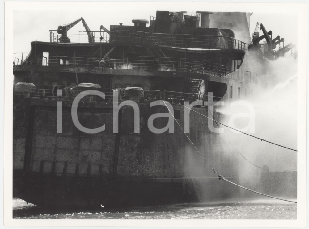 Fotografia d epoca originale 1991 LIVORNO Disastro del MOBY PRINCE  Operazioni di raffreddamento Foto 3 1