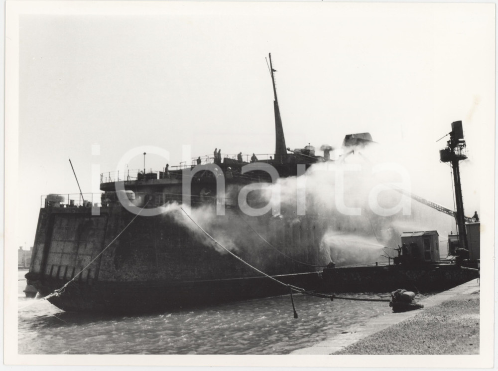 Fotografia d epoca originale 1991 LIVORNO Disastro del MOBY PRINCE  Operazioni di raffreddamento Foto 2 1