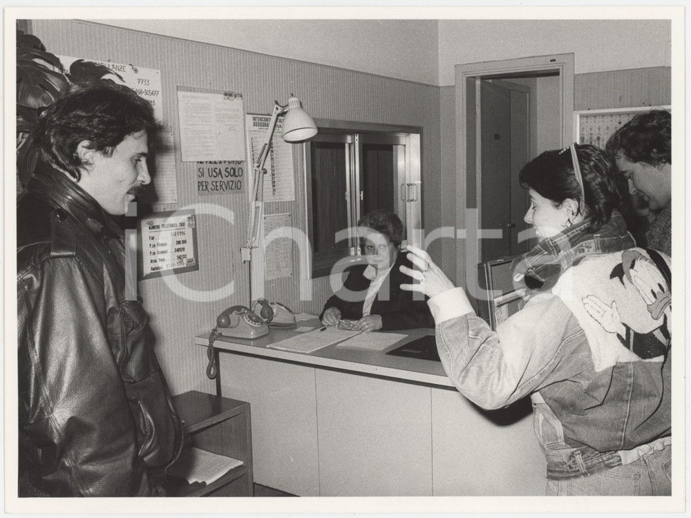 Fotografia d epoca originale 1985 ca COSTUME ITALIA  RAI  Anna PETTINELLI con il compagno in portineria 1 1