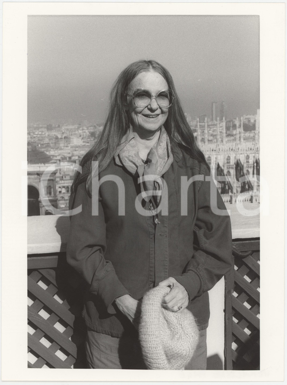 Fotografia d epoca originale 1985 ca MILANO Attrice Geraldine PAGE in terrazza vista Duomo 2 Foto 1