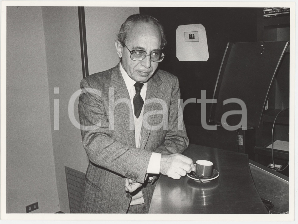 1985 ca DEMOCRAZIA CRISTIANA - Virginio ROGNONI al bar (3) *Foto