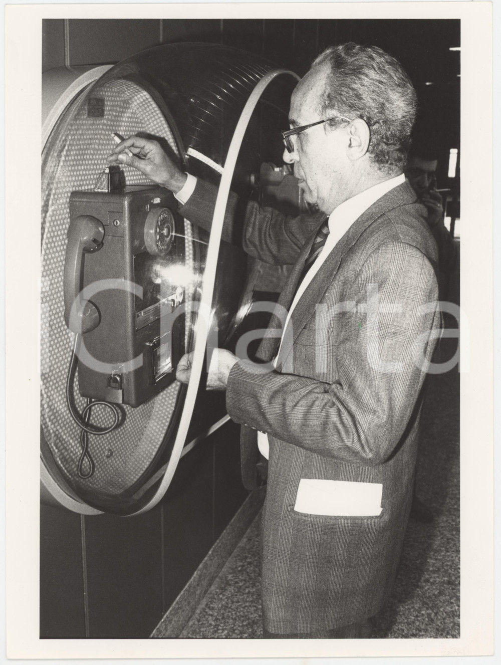 Fotografia d epoca originale 1985 MILANO DEMOCRAZIA CRISTIANA  Virginio ROGNONI alla cabina telefonica Foto 1