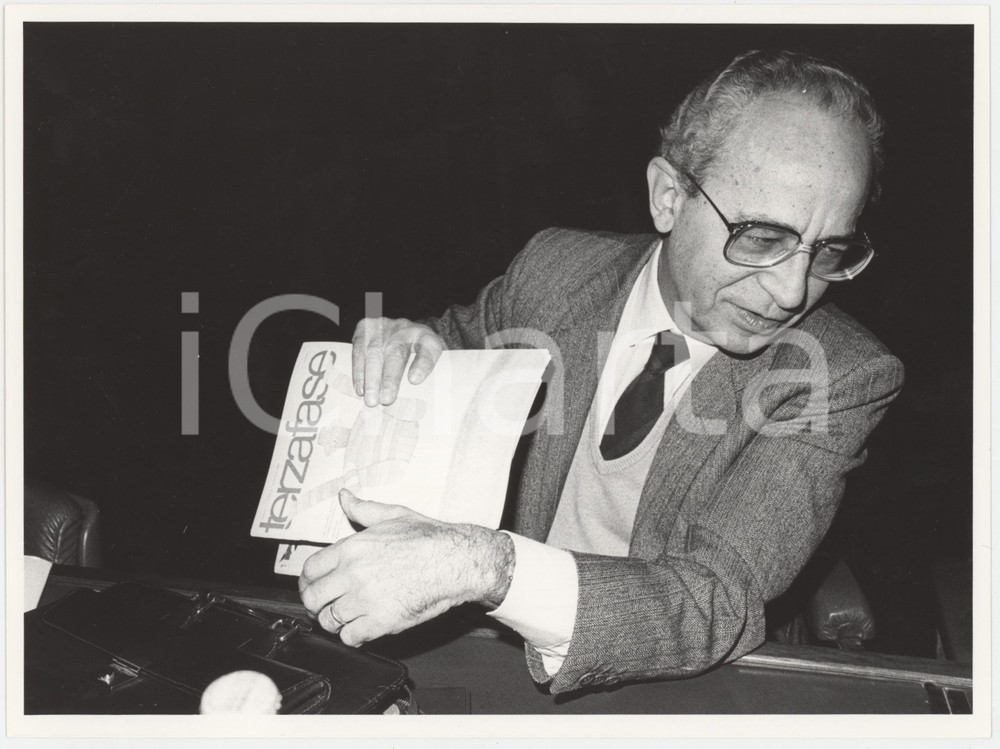 Fotografia d epoca originale 1985 ca DEMOCRAZIA CRISTIANA  Virginio ROGNONI con rivista TERZAFASE Foto 1
