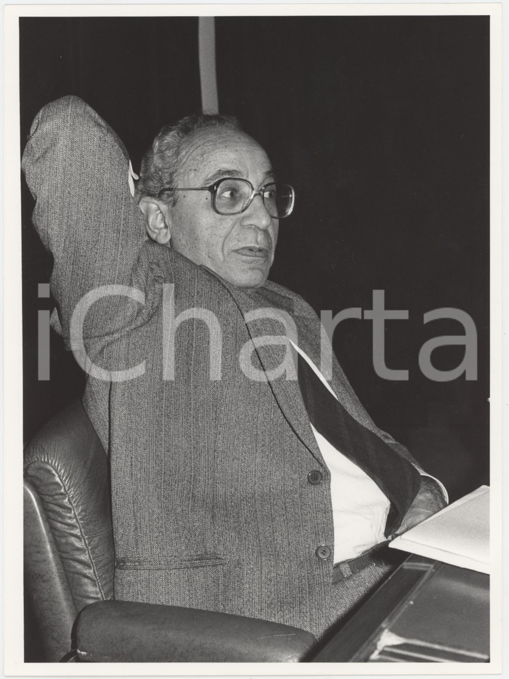 Fotografia d epoca originale 1985 ca DEMOCRAZIA CRISTIANA  Virginio ROGNONI al tavolo  Foto 1
