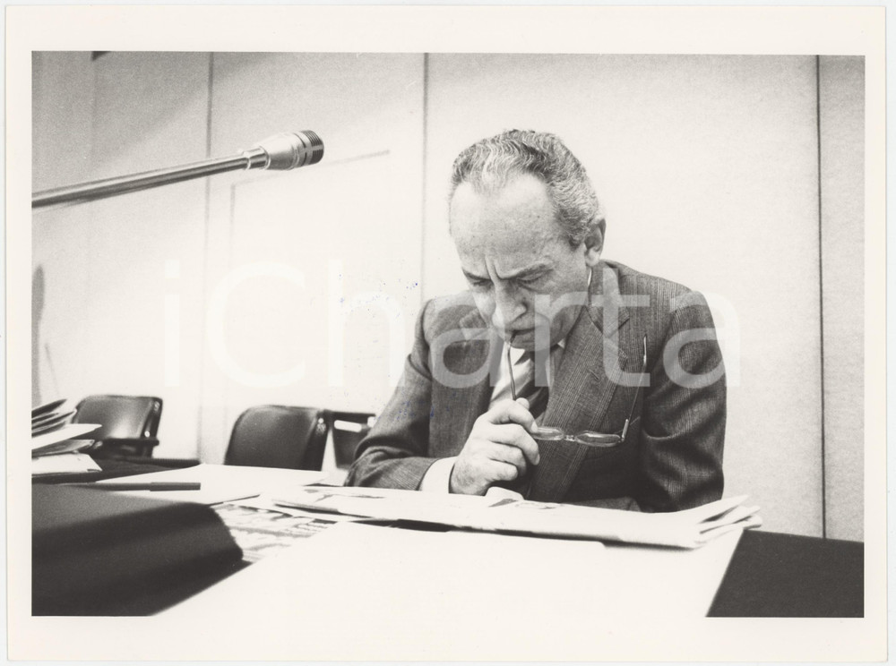 Fotografia d epoca originale 1985 MILANO DEMOCRAZIA CRISTIANA  Virginio ROGNONI prepara intervento Foto 1