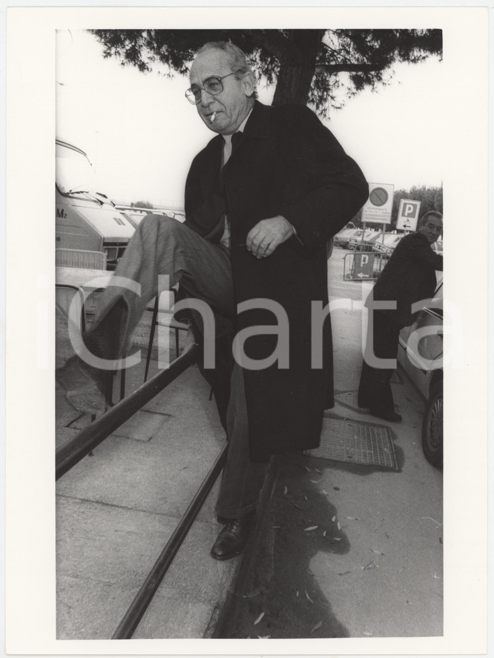 Fotografia d epoca originale 1985 ca DEMOCRAZIA CRISTIANA  Virginio ROGNONI in un parcheggio Foto 1