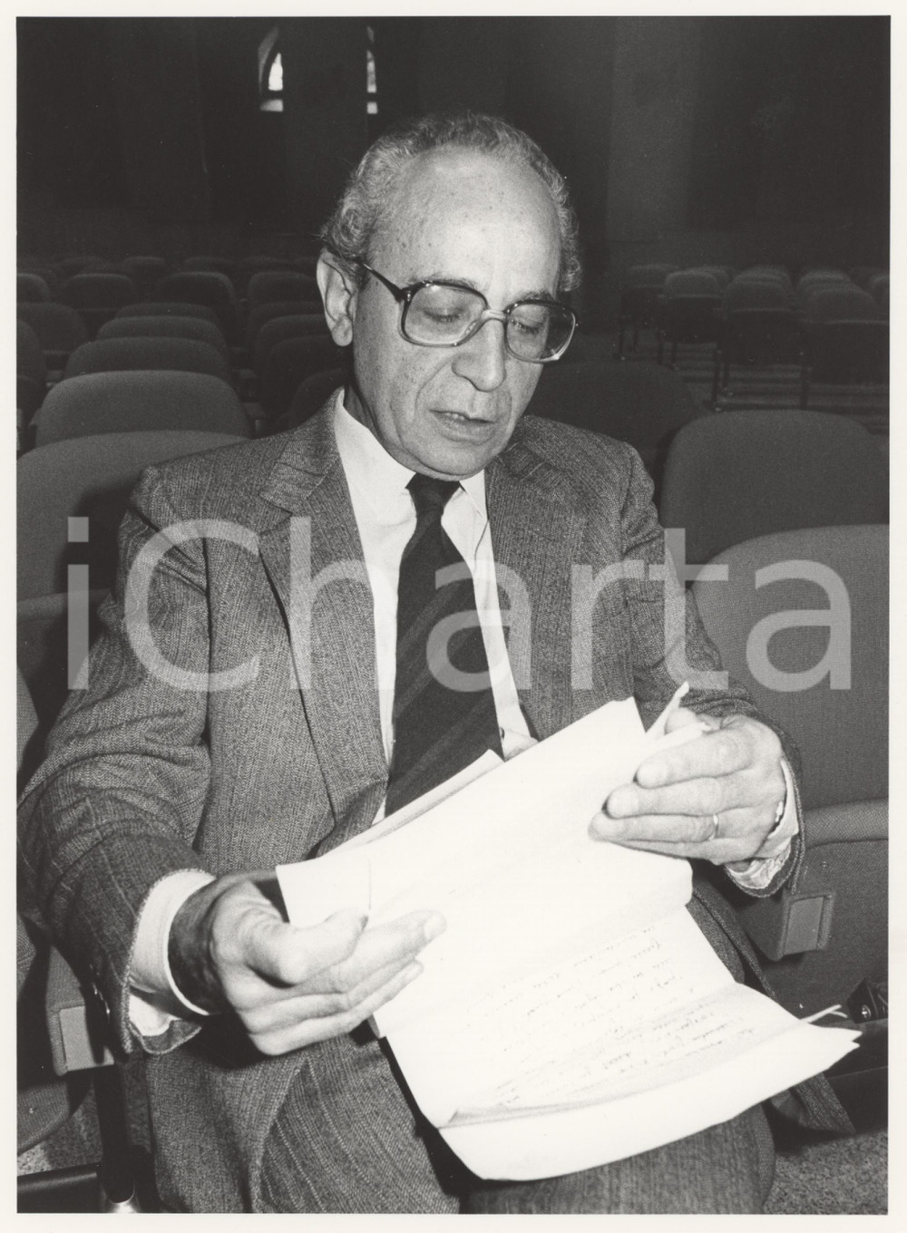 Fotografia d epoca originale 1985 MILANO DEMOCRAZIA CRISTIANA  Virginio ROGNONI prepara un intervento Foto 1
