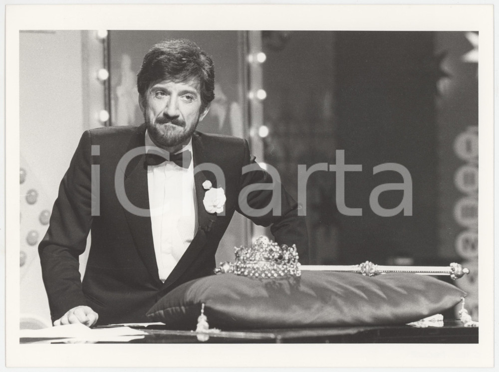 Fotografia d epoca originale 1983 RAI  FANTASTICO 4  Gigi PROIETTI con scettro e corona  Foto 24x18 1