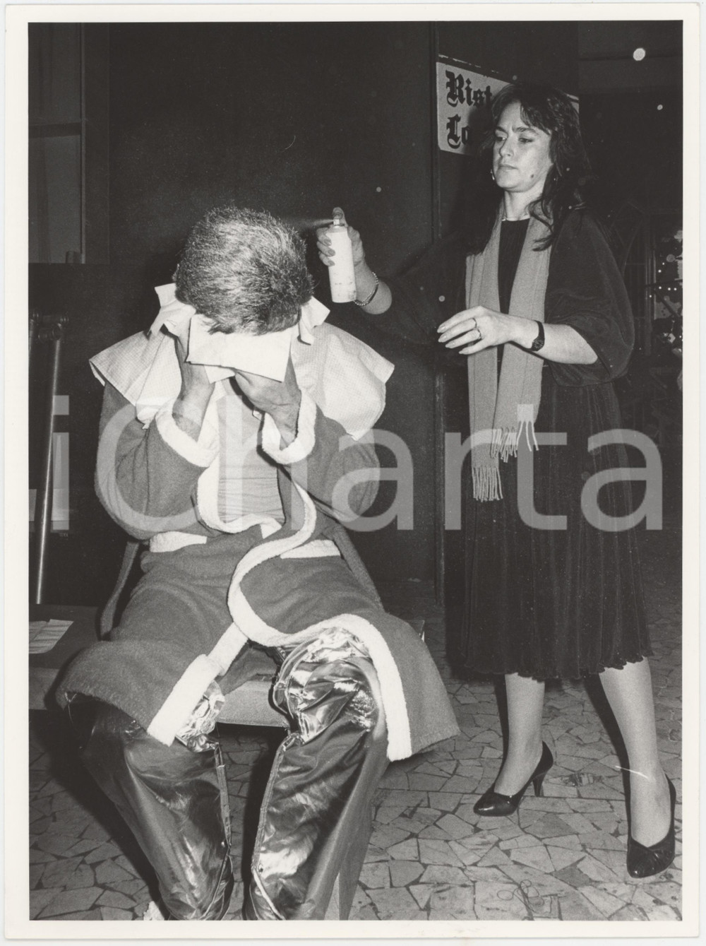 Fotografia d epoca originale 1986 RAI UNO Io a modo mio  Gigi PROIETTI al trucco 1  Foto 18x24 cm 1