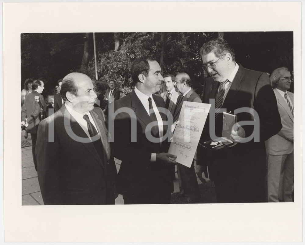 Fotografia d epoca originale 1985 ca ITALIA COSTUME Franco CARRARO riceve onorificenza  Foto 1
