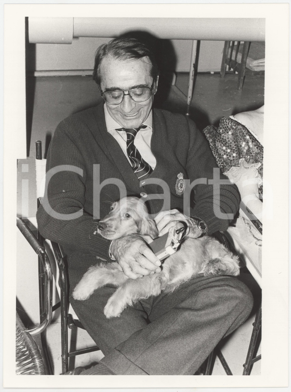 Fotografia d epoca originale 1985 RAI DUE Il tastomatto Enzo TRAPANI dietro le quinte con un cane Foto 1