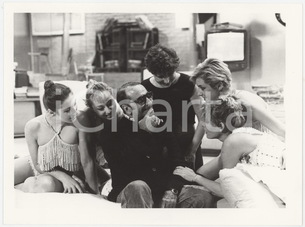 Fotografia d epoca originale 1985 RAI DUE Il tastomatto Enzo TRAPANI con le ballerine Foto 1 1