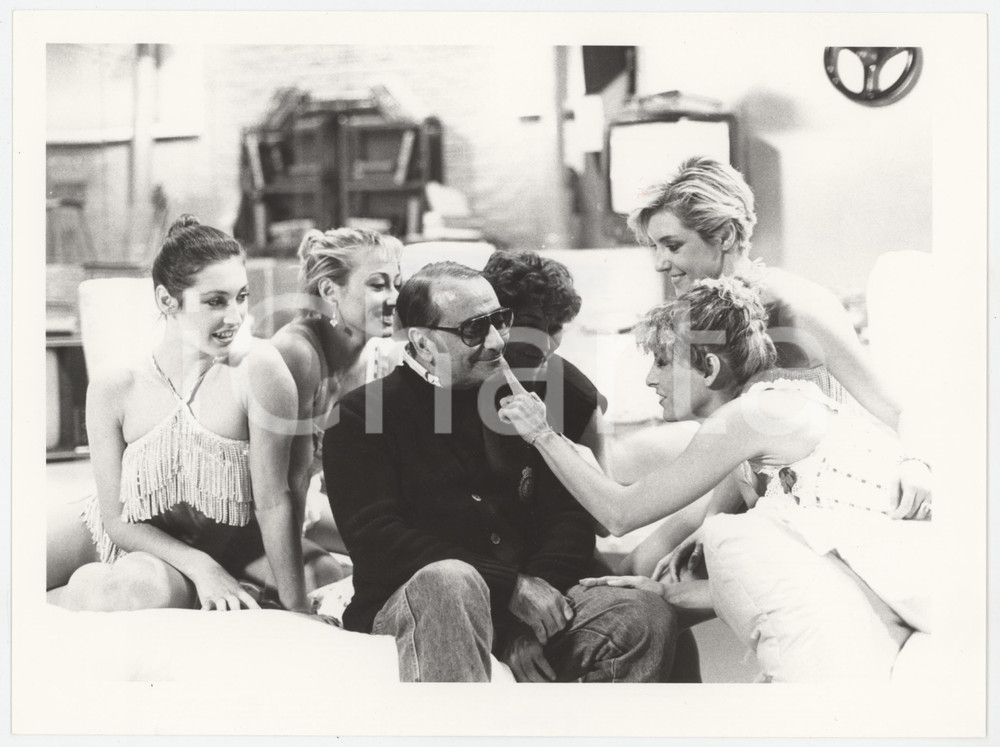 Fotografia d epoca originale 1985 RAI DUE Il tastomatto Enzo TRAPANI con le ballerine Foto 2 1