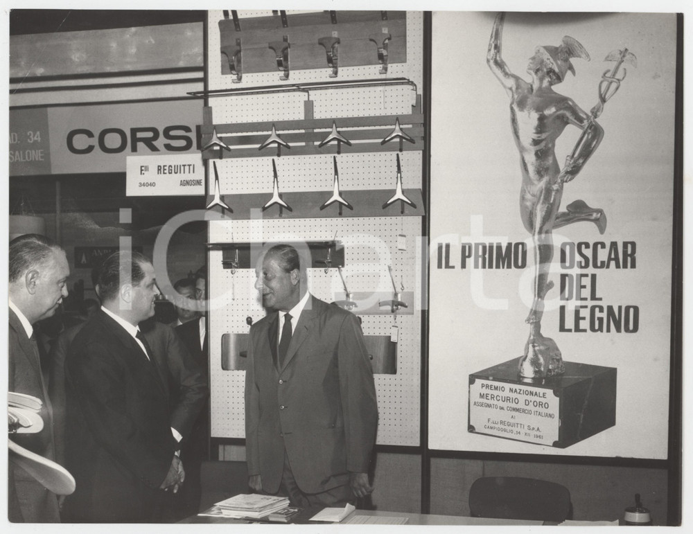 1964 FIERA DI MILANO Primo MACEF - Athos VALSECCHI allo stand F.LLI REGUITTI (1)