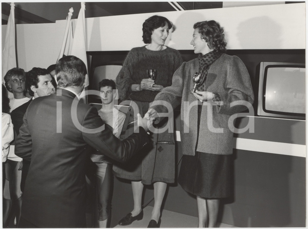 Fotografia d epoca originale 1985 MILANO Fiera MIAS  Sara SIMEONI  Premiazione  Fotografia  24x18 3 1