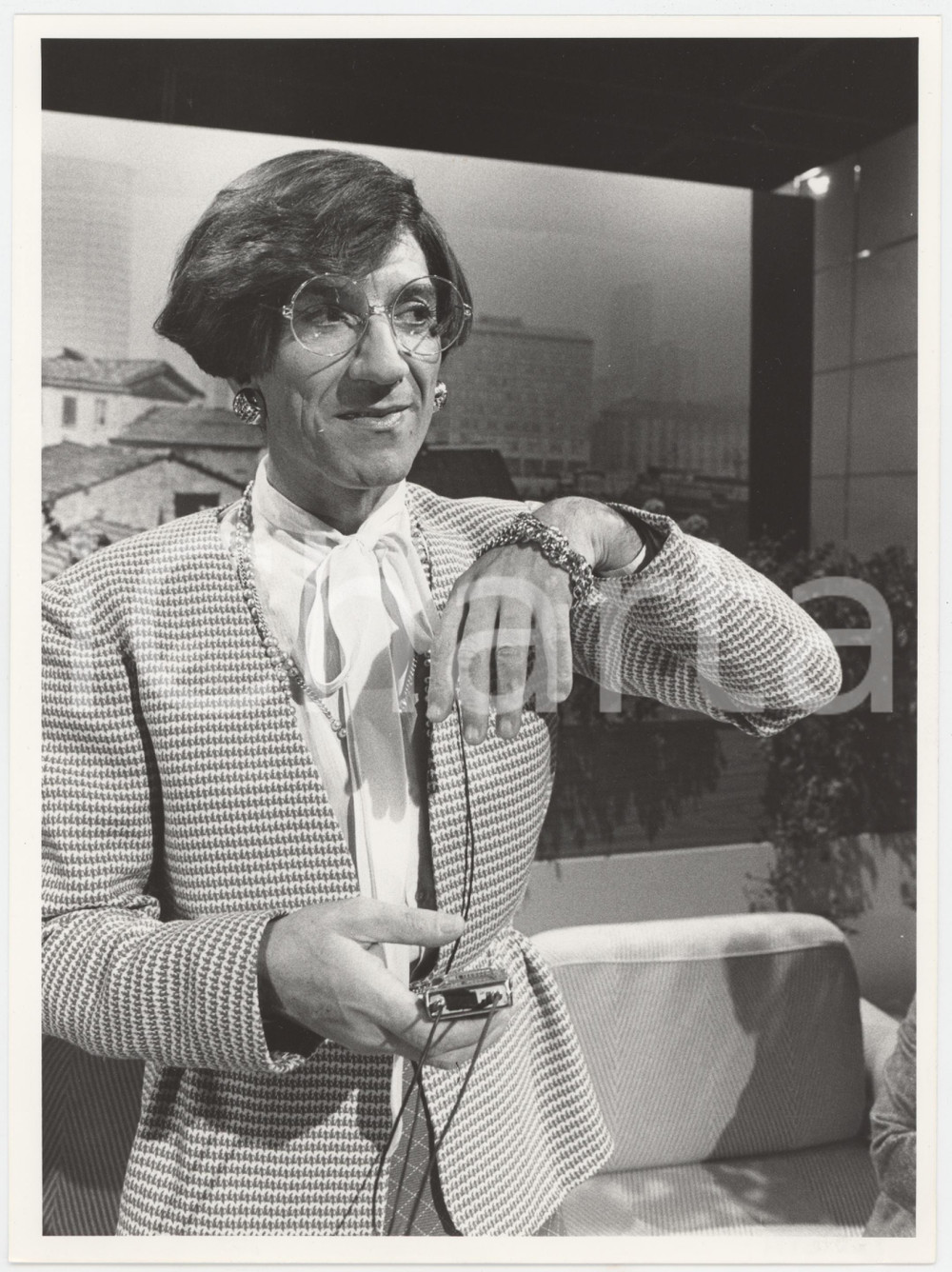 Fotografia d epoca originale 1986 RAI UNO Io a modo mio  Gigi PROIETTI sketch vecchia signora 4 Foto 1