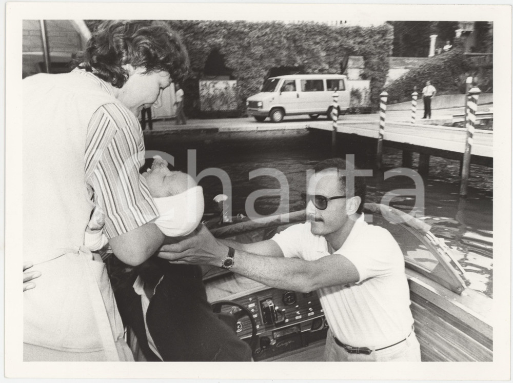 Fotografia d epoca originale 1984 VENEZIA Mostra del Cinema  Ibrahim MOUSSA con il figlio Aljosha Foto 1 1