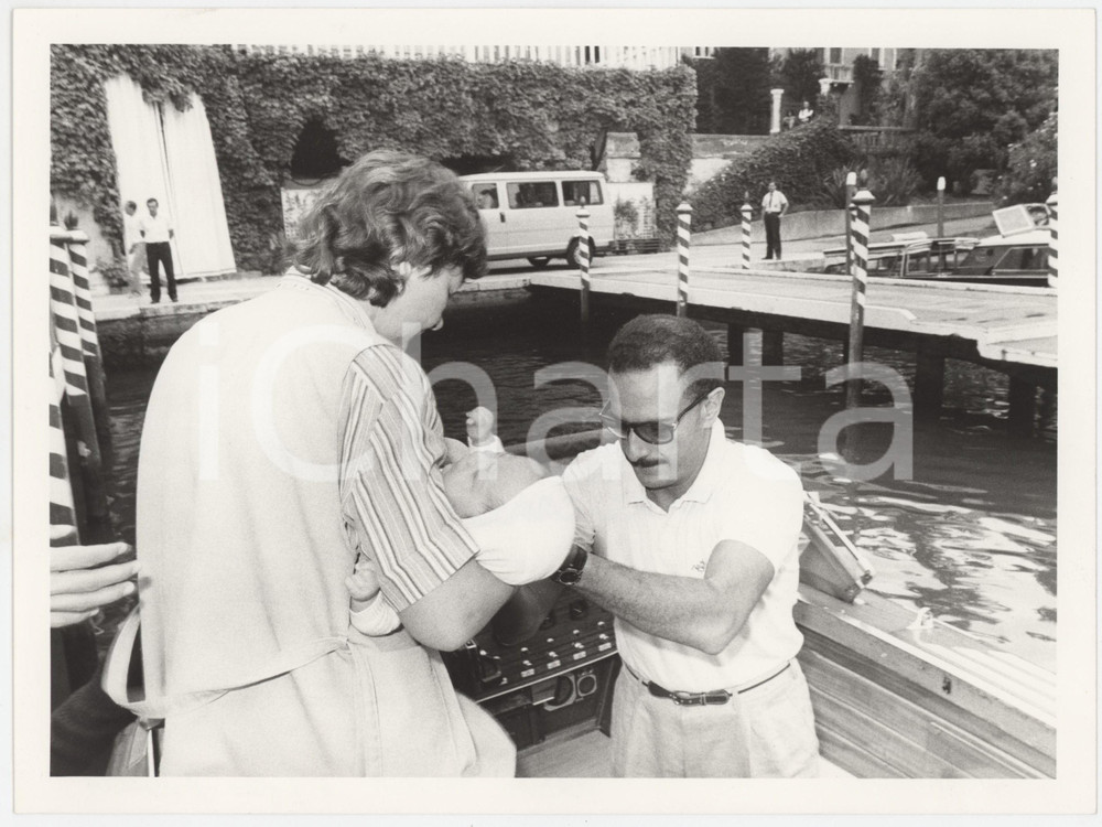 Fotografia d epoca originale 1984 VENEZIA Mostra del Cinema  Ibrahim MOUSSA con il figlio Aljosha  Foto 2 1