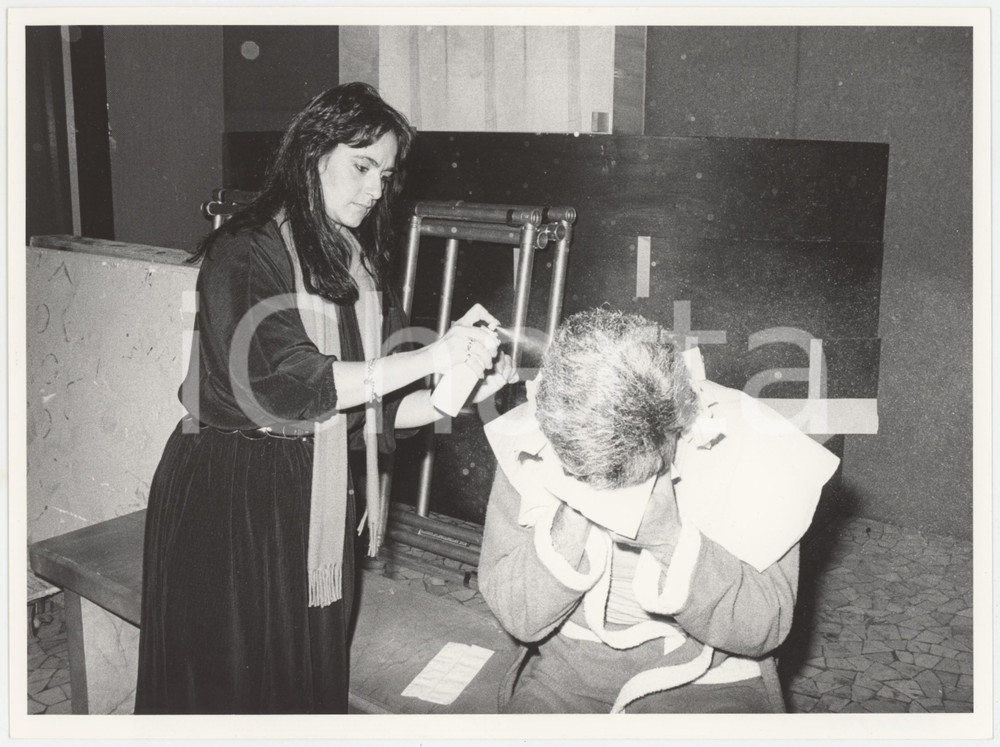 Fotografia d epoca originale 1986 RAI UNO Io a modo mio  Gigi PROIETTI al trucco 2  Foto 18x24 cm 1