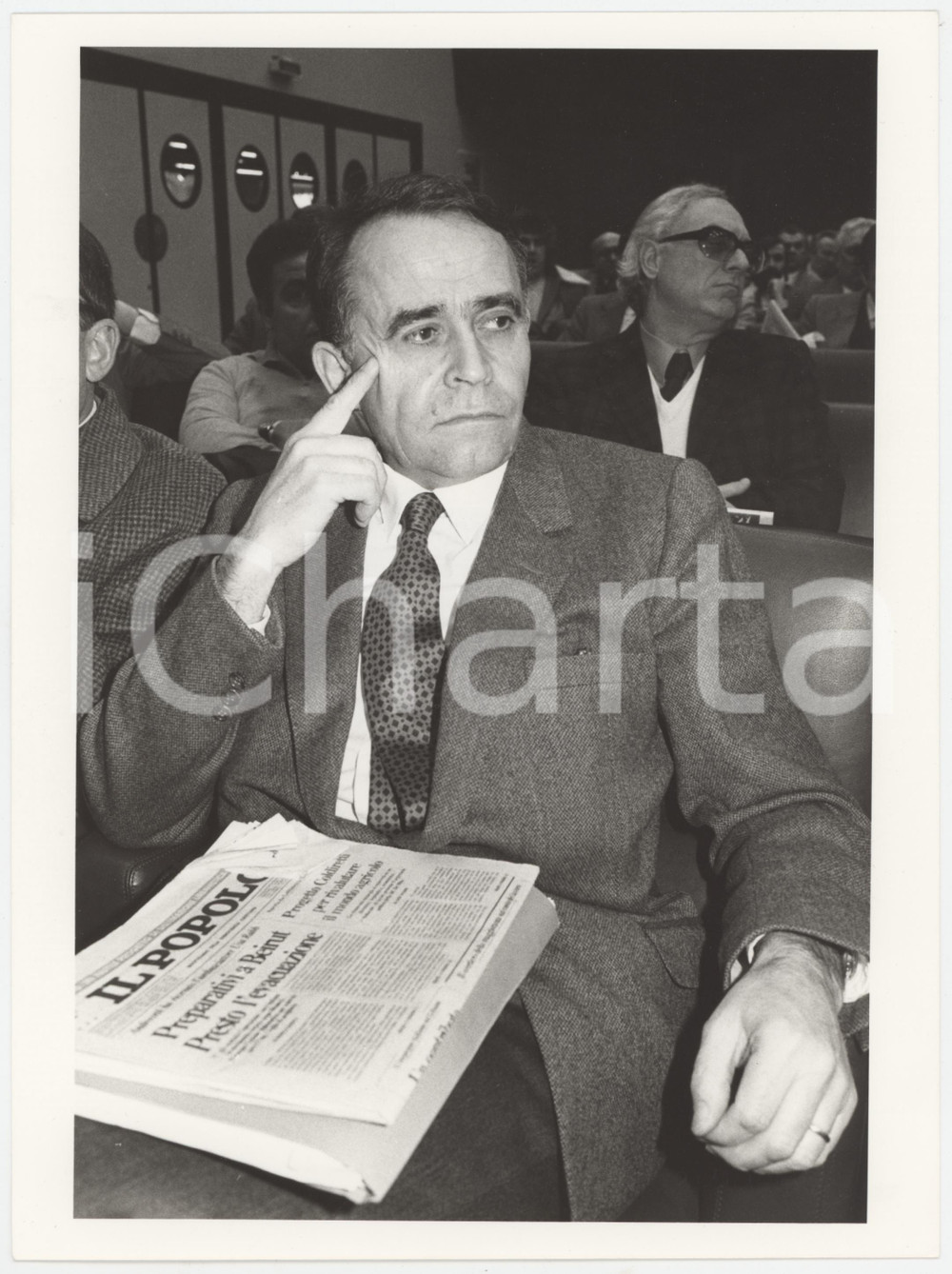 Fotografia d epoca originale 1985 ca DEMOCRAZIA CRISTIANA Nadir TEDESCHI con giornale Il Popolo Foto 18x24 1