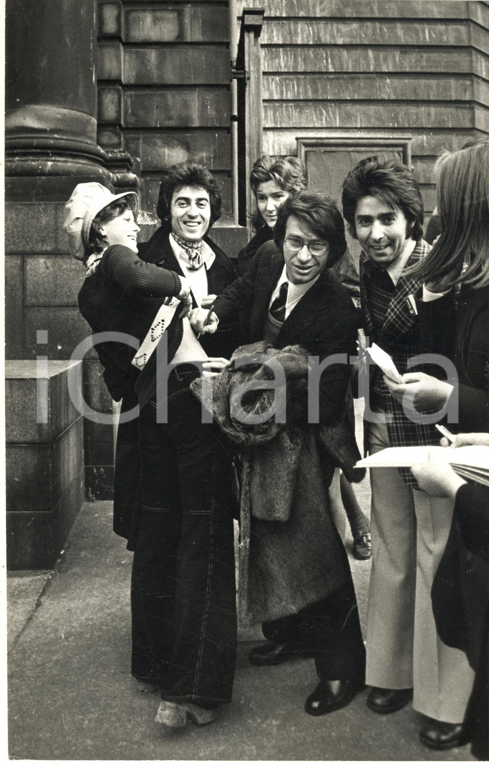 1972 EDINBURGH EUROVISION - Nicola DI BARI autografa il corpo di una fan (1) Fotografia originale di agenzia, relativa alla partecipazione di Nicola di Bari all'Eurovision. POOR/danneggiato piegature al lato inferiore; puntinature Formato: 20x30 cm originale e autentica 1