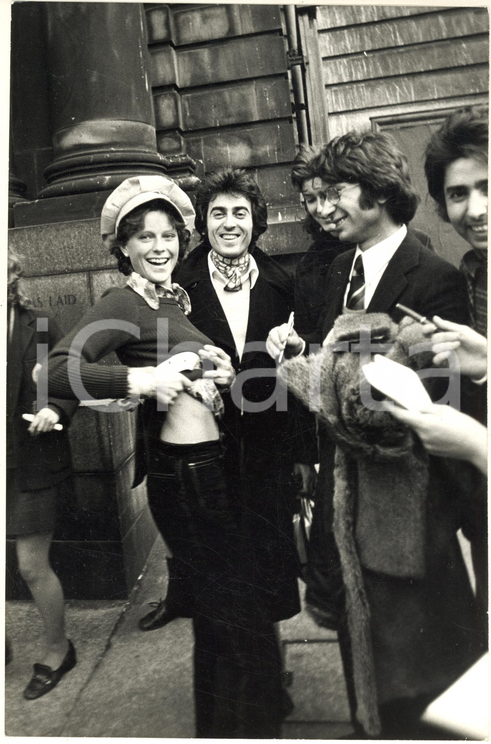 Fotografia d epoca originale 1972 EDINBURGH EUROVISION  Nicola DI BARI autografa il corpo di una fan 2 1
