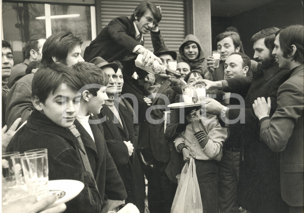 Fotografia d epoca originale 1970 ca Nicola DI BARI brinda con i suoi fan  Fotografia 30x24 cm 1