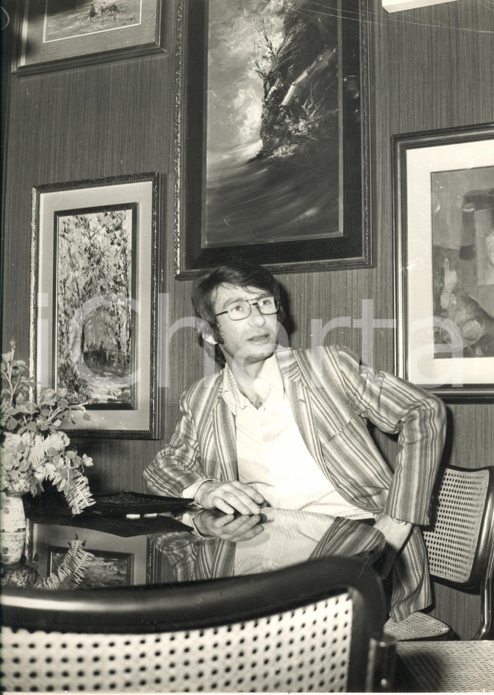 Fotografia d epoca originale 1970 ca COSTUME ITALIA Nicola DI BARI nel salotto di casa 2  Foto 1