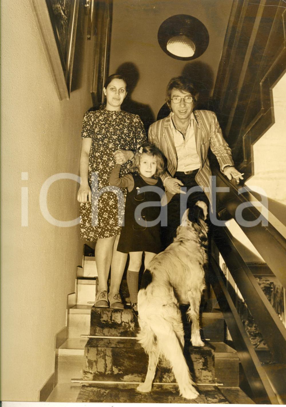 Fotografia d epoca originale 1970 ca COSTUME ITALIA Nicola DI BARI con la famiglia sulle scale  Foto 1