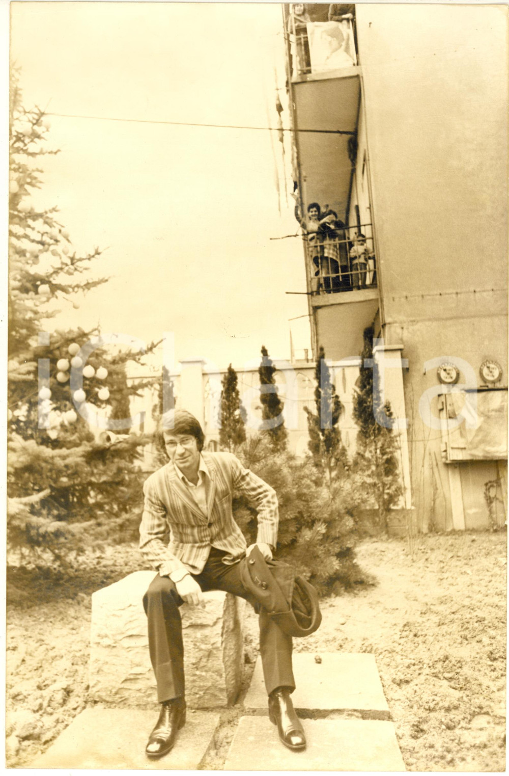 Fotografia d epoca originale 1970 ca COSTUME ITALIA Nicola DI BARI nel cortile di casa  Foto 1