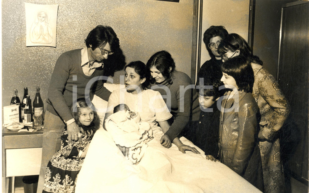Fotografia d epoca originale 1970 ca COSTUME ITALIA Nicola DI BARI in ospedale  Nascita seconda figlia 3 1