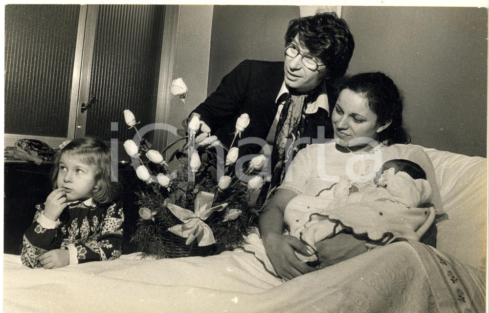Fotografia d epoca originale 1970 ca COSTUME ITALIA Nicola DI BARI in ospedale  Nascita seconda figlia 4 1