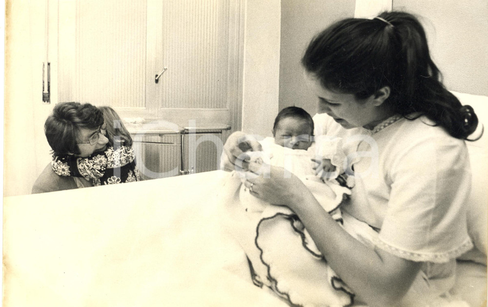 Fotografia d epoca originale 1970 ca COSTUME ITALIA Nicola DI BARI in ospedale  Nascita seconda figlia 5 1