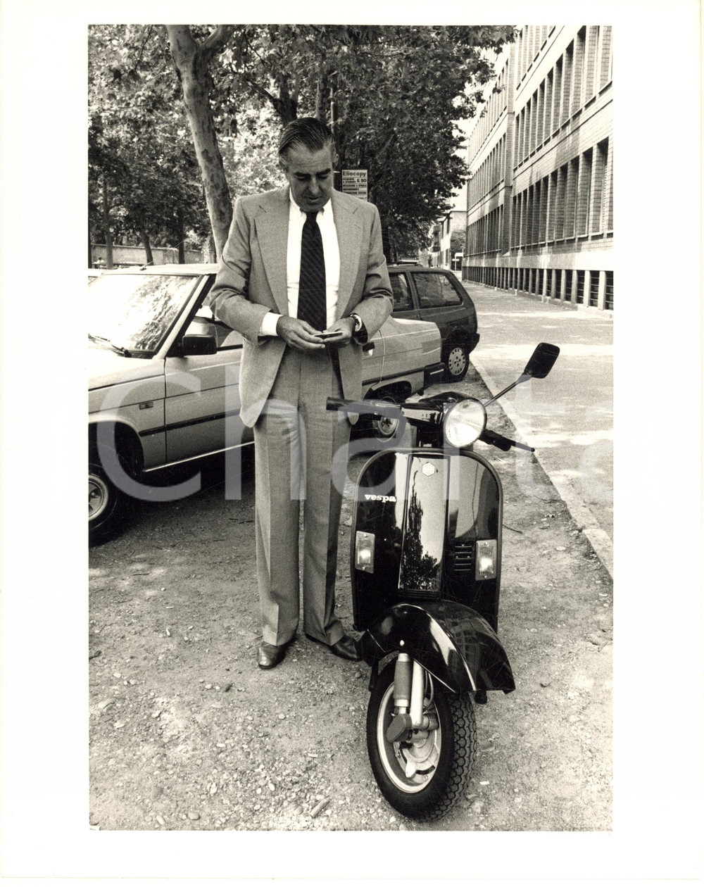 Fotografia d epoca originale 1990 ca COSTUME ITALIA Mario D URSO con la sua Vespa  Foto 2 1