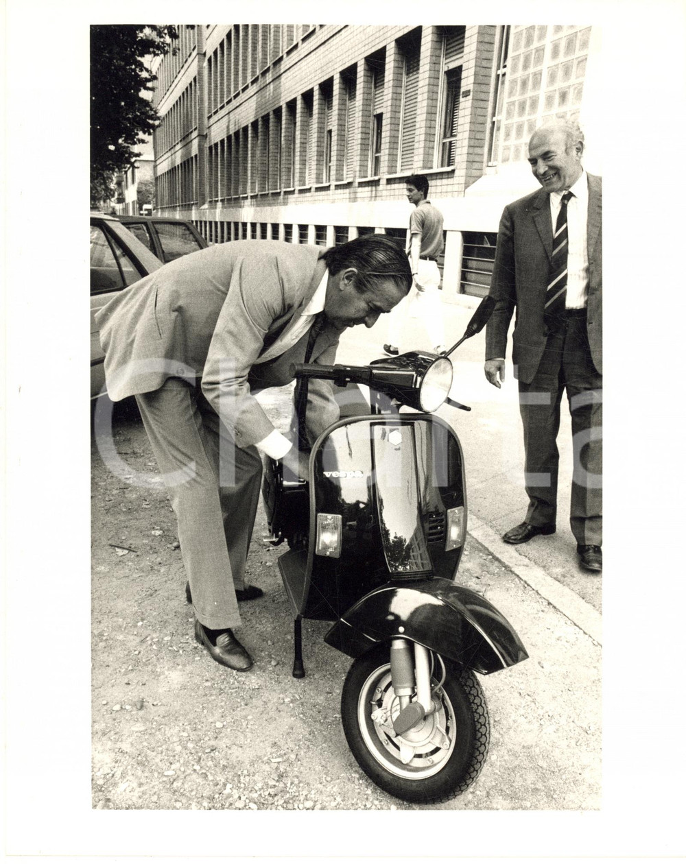 Fotografia d epoca originale 1990 ca COSTUME ITALIA Mario D URSO con la sua Vespa  Foto 3 1