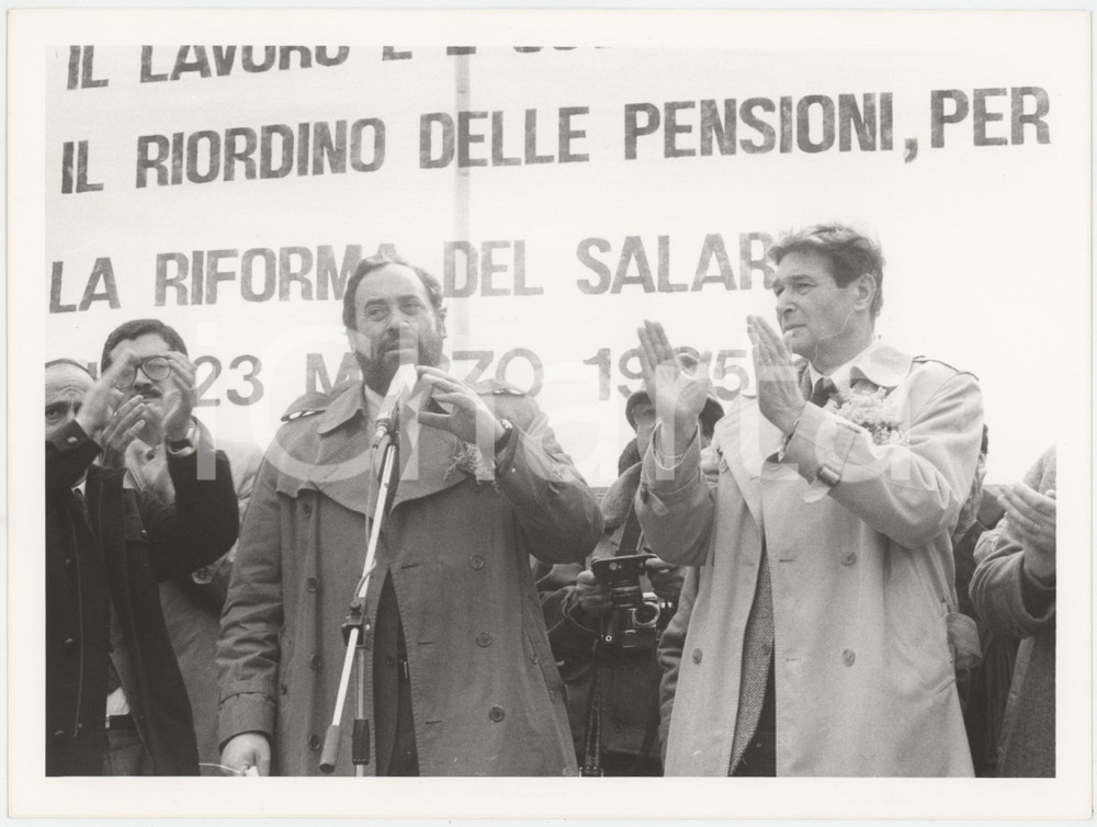 Fotografia d epoca originale 1985 MILANO  PSI Luciano LAMA Ottaviano DEL TURCO durante comizio  Foto 24x17 1
