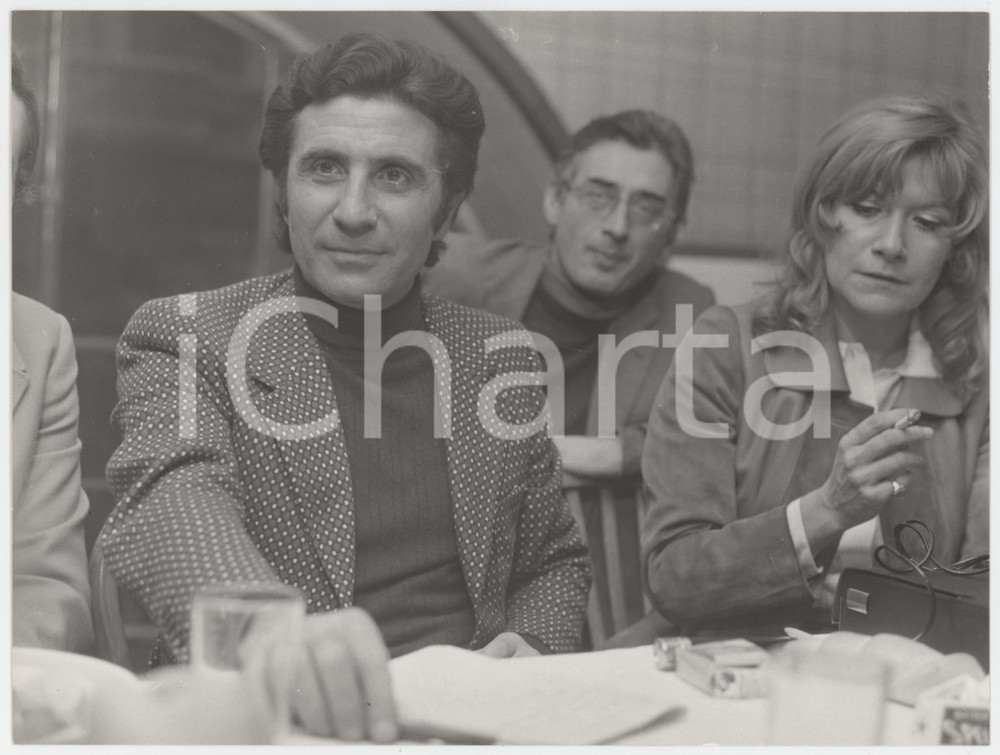 Fotografia d epoca originale 1975 ca FRANCE  MUSIC Gilbert BECAUD Ritratto del cantante  Foto 24x18 cm 1 1
