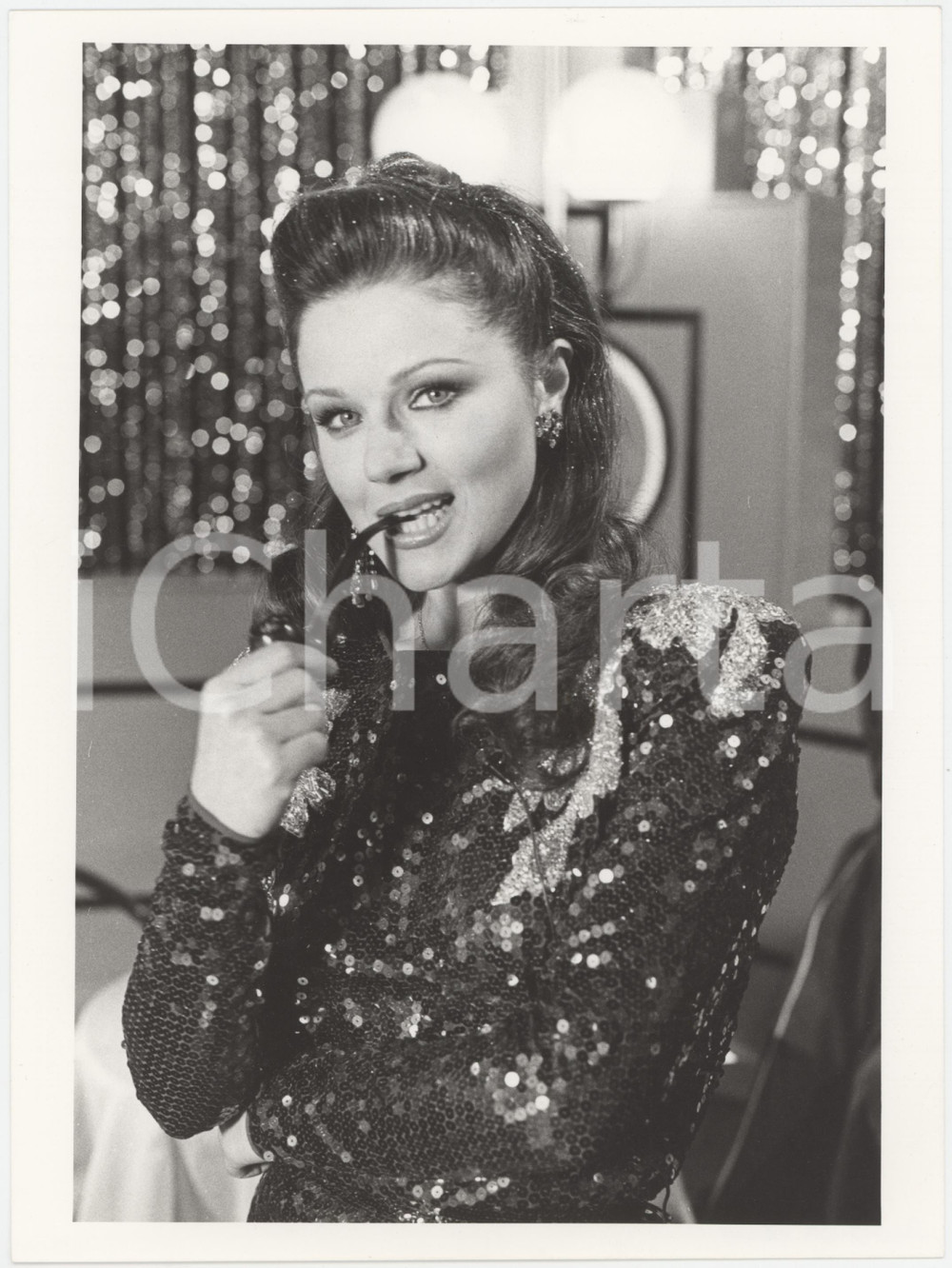Fotografia d epoca originale 1980 ca ITALIA  CINEMA Agostina BELLI fuma una pipa  Foto 18x24 cm 1 1