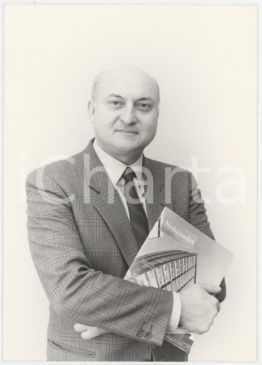 Fotografia d epoca originale 1985 ca FEDERQUADRI Direttore MAGGIAR con rivista Noiquadri  Foto 12x17 cm 1