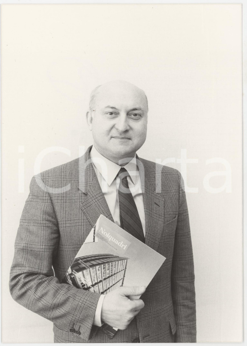 Fotografia d epoca originale 1985 ca FEDERQUADRI Direttore MAGGIAR con rivista Noiquadri  Foto 12x17 1 1