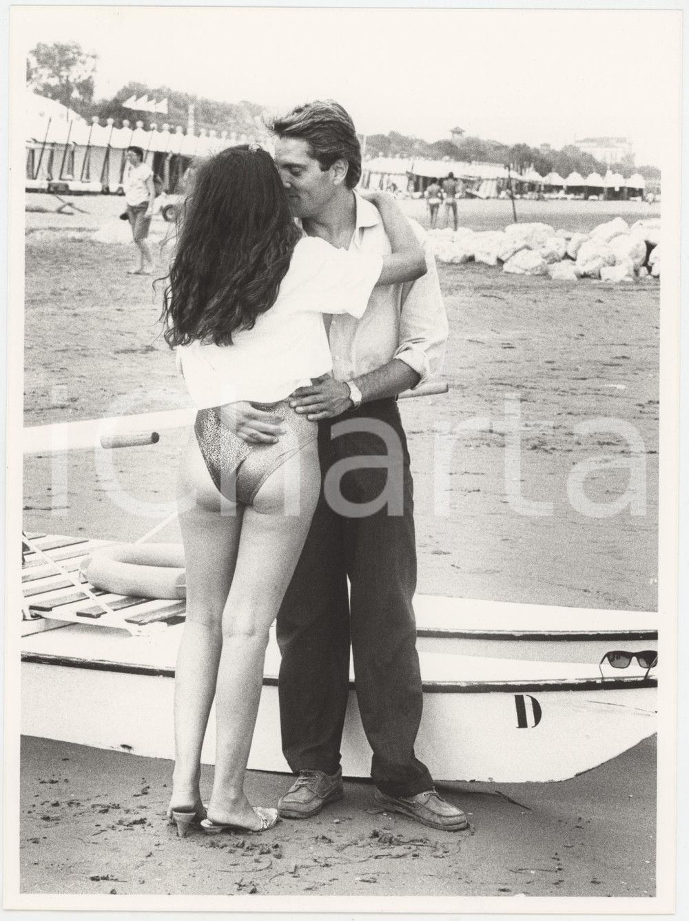 Fotografia d epoca originale 1985 ca VENEZIA LIDO Saverio VALLONE con la fidanzata Debora  Foto 18x24 cm 2 1