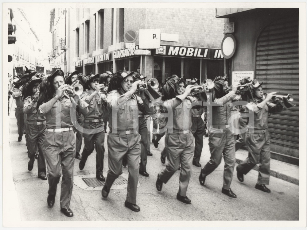 Fotografia d epoca originale 1985 ca MILANO  ESERCITO ITALIANO Fanfara dei Bersaglieri  Foto 24x18 cm 1