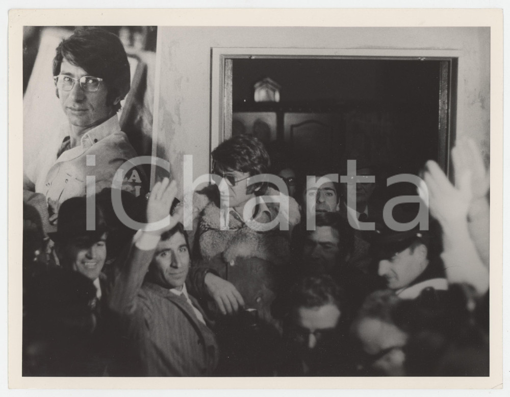 Fotografia d epoca originale 1975 ca ZAPPONETA Nicola DI BARI accolto dai compaesani  Foto 24x18 cm 2 1