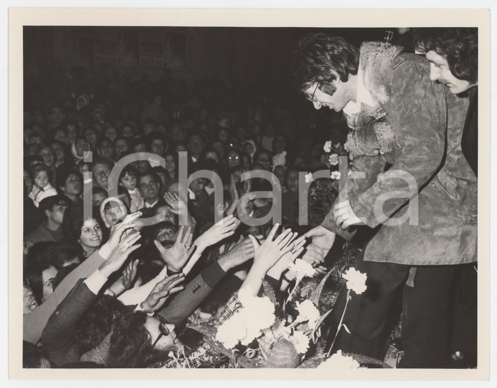 Fotografia d epoca originale 1975 ca ZAPPONETA Nicola DI BARI accolto dai compaesani  Foto 24x18 cm 3 1